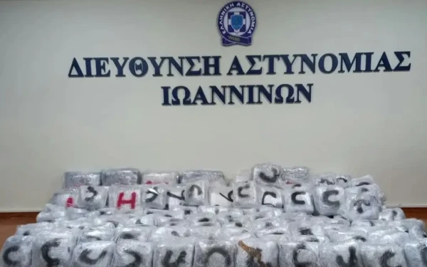 Ιωάννινα - Επεισοδιακή καταδίωξη 23χρονης:  Είχε μέσα στο ΙΧ 215 κιλά κάνναβης και τον 2,5 ετών γιο της, χτύπησε περιπολικά για να διαφύγει (βίντεο)