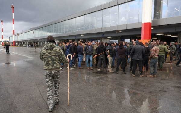 Κρήτη: Μπλόκο αγροτών σε Ηράκλειο και Χανιά - Κλειστό ως τις 11 το αεροδρόμιo Ηρακλείου