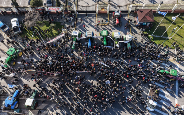 Θεσσαλονίκη: Στο λιμάνι οι αγρότες με σημαίες, καπνογόνα, κορναρίσματα ακόμα και φέρετρα - Δείτε βίντεο και φωτογραφίες