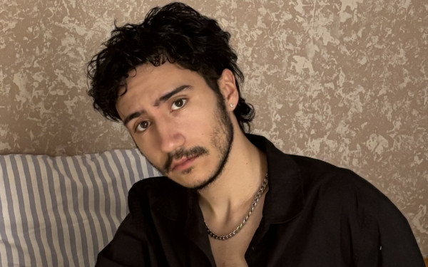 Ο Άρης Κακλέας στη «ΜτΚ»: «Έχουμε καταλήξει να είμαστε ένα πλήθος από μοναξιές»