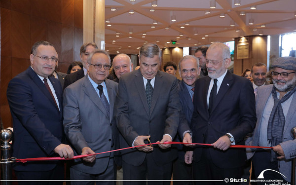 «Ο Μέγας Αλέξανδρος πίσω στην Αίγυπτο»: Εγκαινιάστηκε έκθεση με έργα του Μ. Βαρλάμη στη Βιβλιοθήκη της Αλεξάνδρειας