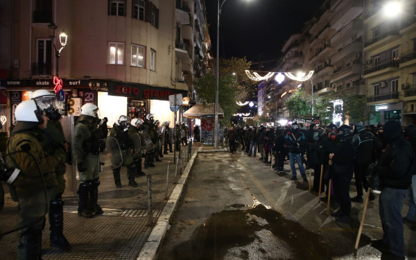 Θεσσαλονίκη - Πορεία για Γρηγορόπουλο: Στην Καμάρα επέστρεψαν οι διαδηλωτές - Ισχυρό μπλόκο της αστυνομίας