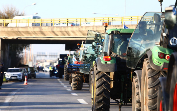 Θεσσαλονίκη: Ένταση στα Πράσινα Φανάρια μεταξύ αγροτών και αστυνομίας - Αναφορές για αγρότη που υπέστη έμφραγμα (βίντεο)