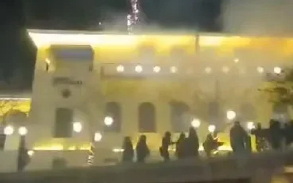 Στιγμές πανικού στην Κοζάνη: Πυροτεχνήματα τραυμάτισαν πολίτες κατά τη χριστουγεννιάτικη γιορτή (βίντεο)