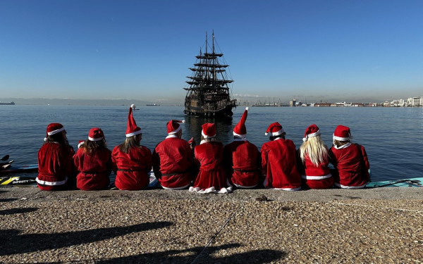 Θεσσαλονίκη: Οι Αγιοβασίληδες ετοιμάζονται να σερφάρουν με sup στη Νέα Παραλία
