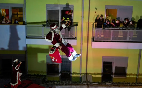 Πυροσβέστες ντυμένοι Άγιοι Βασίληδες μοίρασαν δώρα και έφεραν τα Χριστούγεννα στο νοσοκομείο Παίδων Αγία Σοφία (βίντεο)