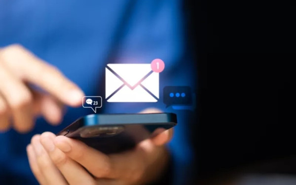 «Δωρεάν πακέτο γιορτών»: Το μήνυμα απάτης στο email με «σφραγίδα» του υπ. Ανάπτυξης