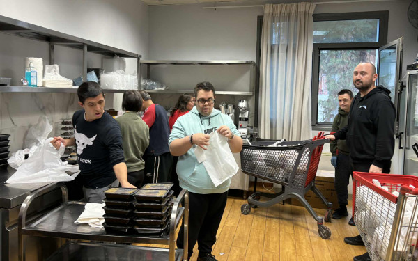 Καλαμαριά: Παιδιά με αναπηρία σε ρόλο «βοηθού» στην κουζίνα του δημοτικού συσσιτίου - Στέλνουν μήνυμα προσφοράς και αγάπης (βίντεο)