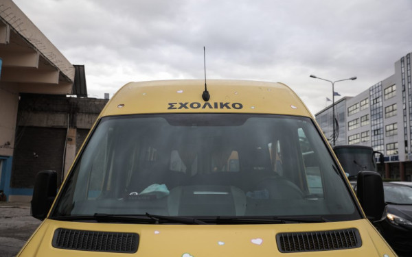 Οδηγός μηχανής πέταξε εν κινήσει σφυρί σε σχολικό λεωφορείο - Αναζητείται ο δράστης