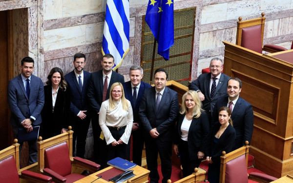 Ανοίγει ο δρόμος για την ίδρυση του Ελληνικού Εργοστασίου Τεχνητής Νοημοσύνης - Υπερψηφίστηκε το νομοσχέδιο στη Βουλή