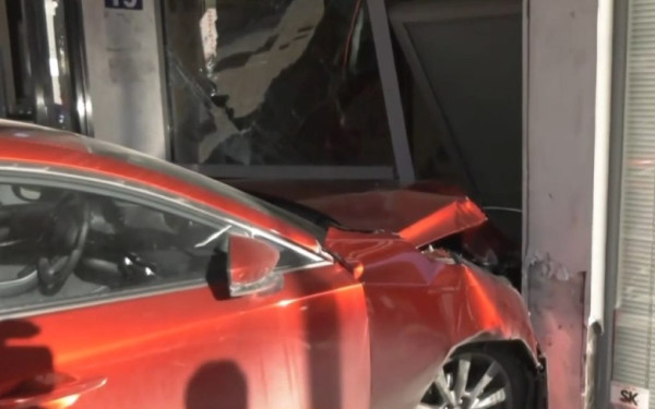 Θεσσαλονίκη: Αυτοκίνητο εξετράπη και «καρφώθηκε» σε είσοδο πολυκατοικίας (βίντεο)