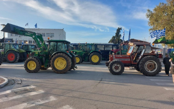 Στο λιμάνι του Βόλου αγρότες και αλιείες: Μπλόκο από στεριά και θάλασσα - Ισχυρή αστυνομική παρουσία (βίντεο)