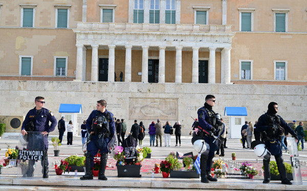 Συγκέντρωση αιρετών της αυτοδιοίκησης έξω από τη Βουλή για τα οικονομικά των δήμων