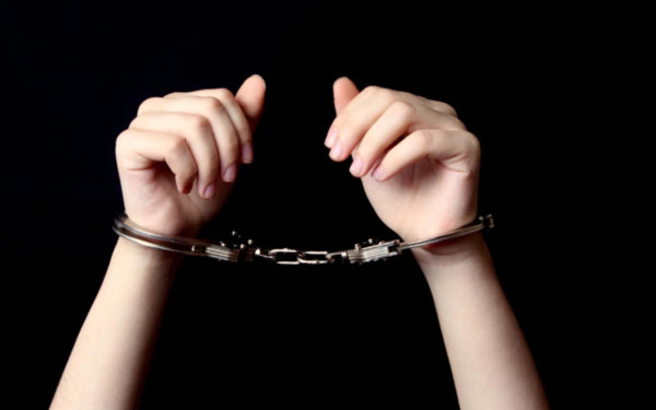 Γλυφάδα: Χειροπέδες σε μητέρα ανηλίκου για τον άγριο βανδαλισμό του 5ου Γυμνασίου