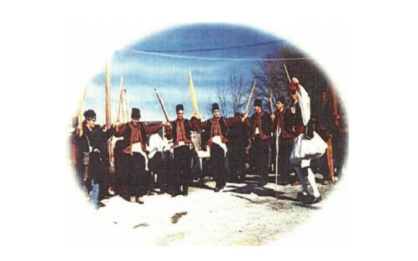 Χαλκιδική: Το έθιμο των «Φωτάρων» αναβιώνει ανήμερα των Θεοφανείων στο Παλαιόκαστρο