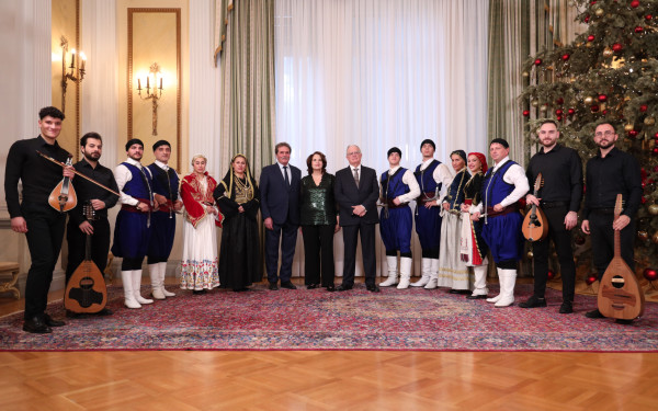 Κ. Τασούλας: Άκουσε τα κάλαντα από την Μπάντα των Ενόπλων Δυνάμεων και την Προεδρική Φρουρά