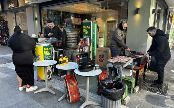 Θεσσαλονίκη: Άναψαν οι φουφούδες στη Βασιλέως Ηρακλείου - Το κέντρο ετοιμάζεται για το μεγάλο πρωτοχρονιάτικο πάρτι