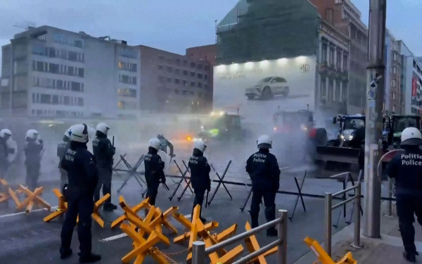 Χάος στις Βρυξέλλες: Επεισόδια και δακρυγόνα στη συγκέντρωση των αγροτών - Δείτε live