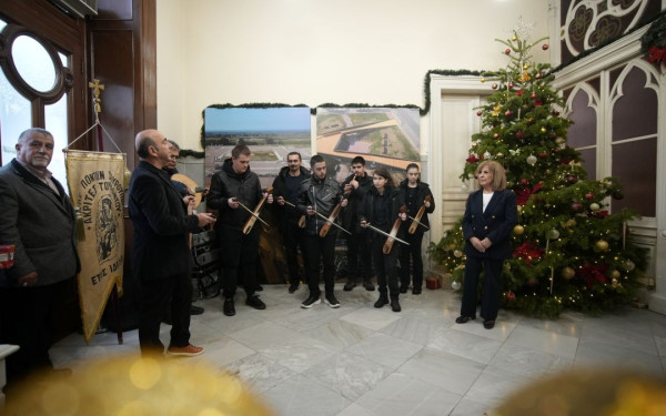 Η Περιφερειάρχης Κεντρικής Μακεδονίας άκουσε τα κάλαντα από την Φιλαρμονική