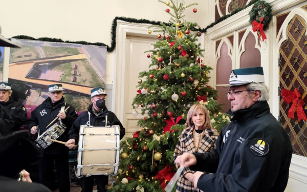 Η Περιφερειάρχης Κεντρικής Μακεδονίας άκουσε τα κάλαντα από τη Φιλαρμονική και το Γ' Σώμα Στρατού