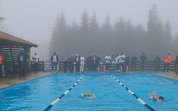 Χαλκιδική: 2ο Cholomon Mount Ice Swimming - Αψηφώντας το κρύο και χτίζοντας την πιο «ζεστή» κοινότητα στα παγωμένα νερά