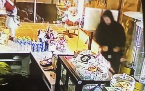 Θεσσαλονίκη: 28χρονος διέσχισε τον περιφερειακό με κλεμμένη τηλεόραση σε καρότσι - Βίντεο από την δράση του