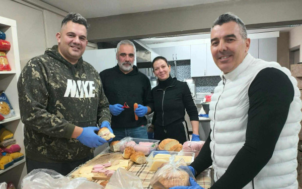 Θεσσαλονίκη: Χριστουγεννιάτικο γεύμα σε άστεγους με τη βοήθεια αστυνομικών