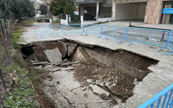 Γιαννιτσά: Κατέρρευσε πλακοσκεπή χειμάρρου και άνοιξε τρύπα δέκα μέτρων