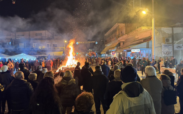 Ανάψαν οι φωτιές στην Πέλλα: Αναβίωσε το έθιμο «Κόλιντα Μπάμπω»