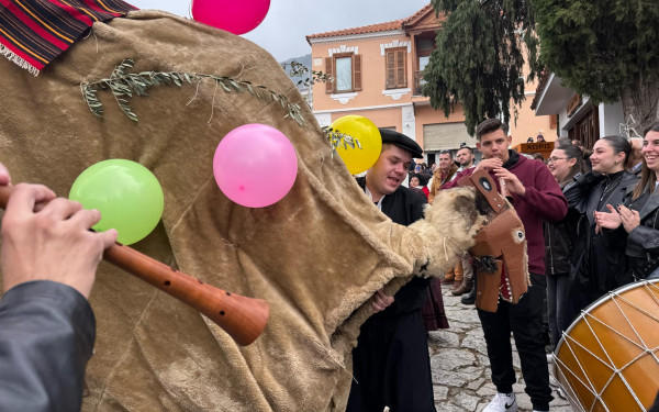 Χαλκιδική: Το έθιμο της «Καμήλας» και της νύφης αναβιώνει και φέτος στη Γαλάτιστα