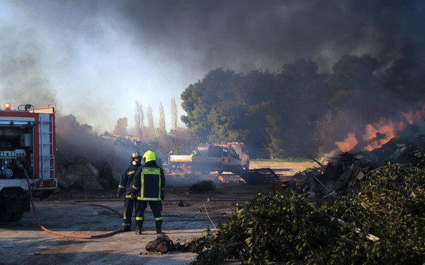 Θεσσαλονίκη: Φωτιά σε απορρίματα στη Μίκρα - Δείτε φωτογραφίες