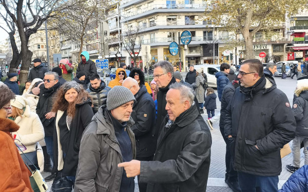Θεσσαλονίκη: Με ευχές και χαμόγελα η βόλτα του Αγγελούδη στο κέντρο (βίντεο)