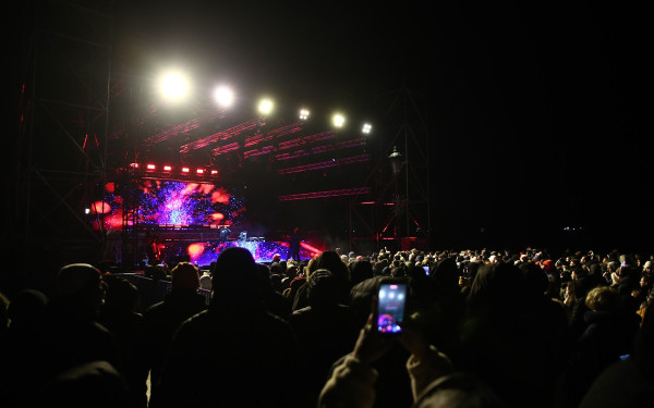 Θεσσαλονίκη: Ατελείωτο πάρτι στον Λευκό Πύργο πριν την έλευση του 2026 - Οι Dj's  ξεσήκωσαν το κοινό - Δείτε live