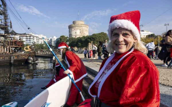 Θεσσαλονίκη: Οι Αϊ-Βασίληδες «μαγνήτισαν» τα βλέμματα στον Θερμαϊκό