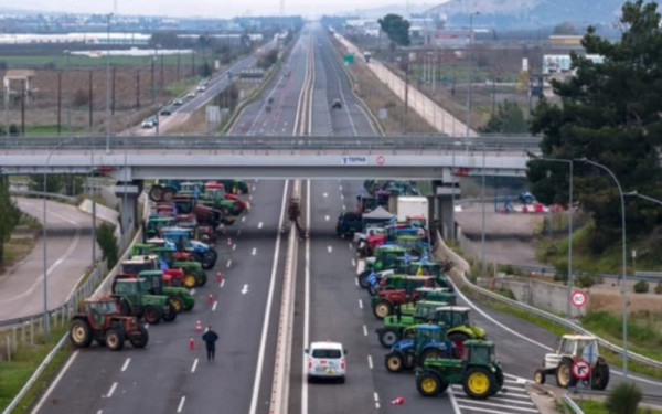 Μπλόκα αγροτών στις εθνικές οδούς: Σε ισχύ κυκλοφοριακές αλλαγές – Η έκκληση της ΕΛ.ΑΣ. προς τους εκδρομείς