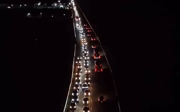 Aγροτικά μπλόκα: Οδύσσεια η επιστροφή των εκδρομέων - Μποτιλιάρισμα 12 χιλιομέτρων στην Εθνική Αθήνας - Θεσσαλονίκης