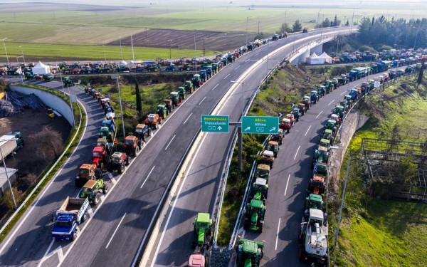 Έξοδος εκδρομέων μετ΄ εμποδίων: Η κατάσταση στους δρόμους μπλόκο-μπλόκο