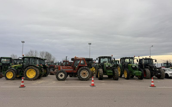 «Ασφυξία» στην Εθνική Οδό από τα μπλόκα: Ταλαιπωρία από Ριτσώνα μέχρι Μαρτίνο, αποκλεισμένοι δρόμοι σε Λάρισα, Τρίκαλα και Καρδίτσα