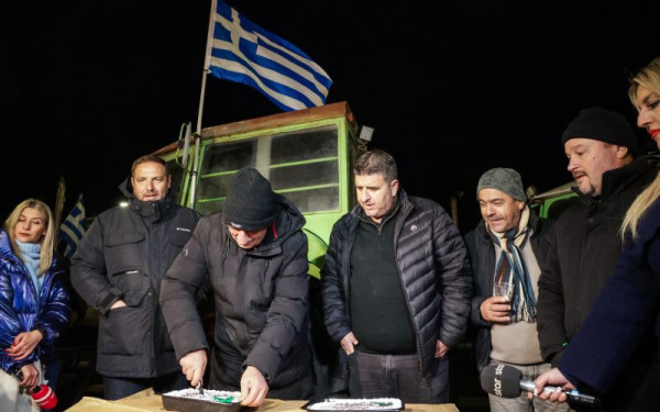 Αγρότες γιόρτασαν την Πρωτοχρονιά στα μπλόκα: Ανοιχτοί δρόμοι και αντίστροφη μέτρηση για την πανελλαδική σύσκεψη (βίντεο)