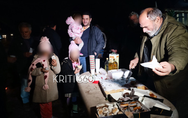 Χανιά: Βασιλόπιτα στο μπλόκο έκοψαν οι αγρότες (βίντεο)