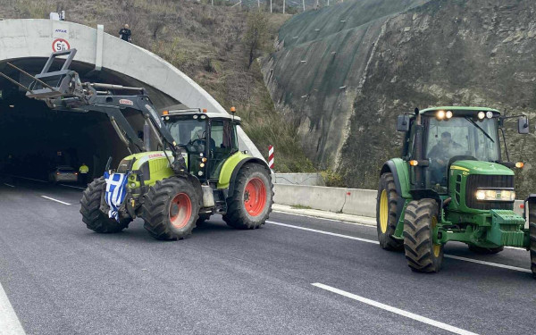 Οι αγρότες απέκλεισαν  την σήραγγα των Τεμπών (βίντεο)