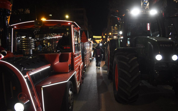 Λάρισα: Οι αγρότες του μπλόκου μπήκαν στο κέντρο με τα τρακτέρ (βίντεο)