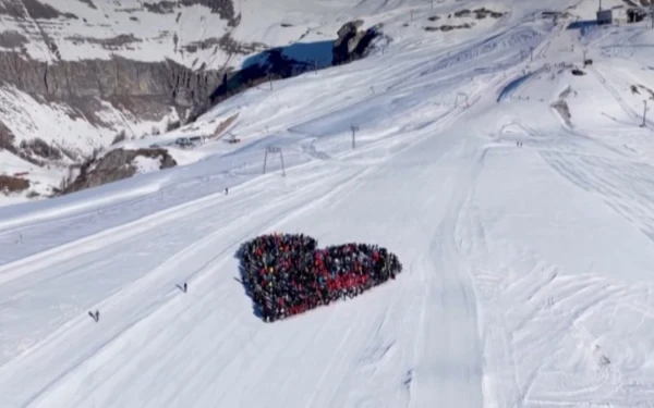 Σκιέρ σχημάτισαν καρδιά στο χιόνι για τα θύματα της φονικής πυρκαγιάς στο Κραν Μοντανά