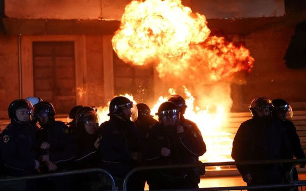 Αλβανία: Επεισόδια έξω από το γραφείο του πρωθυπουργού Ράμα μετά το σκάνδαλο διαφθοράς με την αντιπρόεδρο Μπαλούκου (βίντεο)