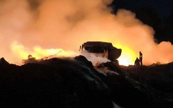 Θεσσαλονίκη: Καλύτερη η εικόνα στη φωτιά στη Μίκρα - Συνεχίζεται και τη νύχτα η προσπάθεια με ρίψεις άμμου (βίντεο)