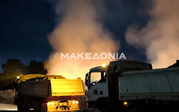 Θεσσαλονίκη: Σχεδόν πλήρως υπό έλεγχο η φωτιά σε οικόπεδο με απορρίμματα στη Μίκρα