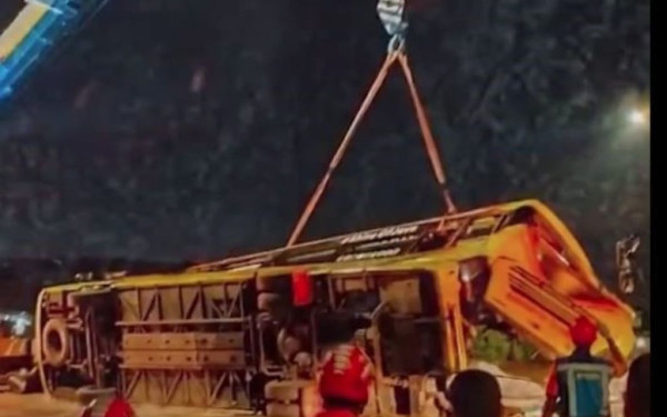 Τραγωδία στην Ινδονησία: Τουλάχιστον 16 νεκροί σε ανατροπή λεωφορείου