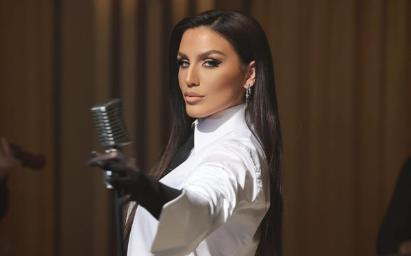 Ιουλία Καλλιμάνη: Εκνευρίστηκε ξανά και έβρισε πελάτη που της πέταξε λουλούδια και νερό στο πρόσωπο (βίντεο)