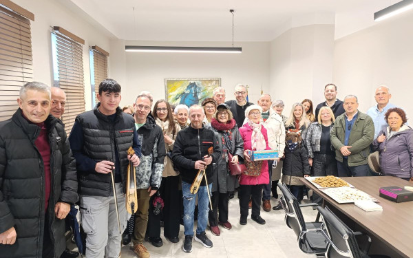 Δήμος Ωραιοκάστρου: Μαθητές, μέλη της ΕΠΩΦ και η Φιλαρμονική Ορχήστρα είπαν τα κάλαντα στον δήμαρχο