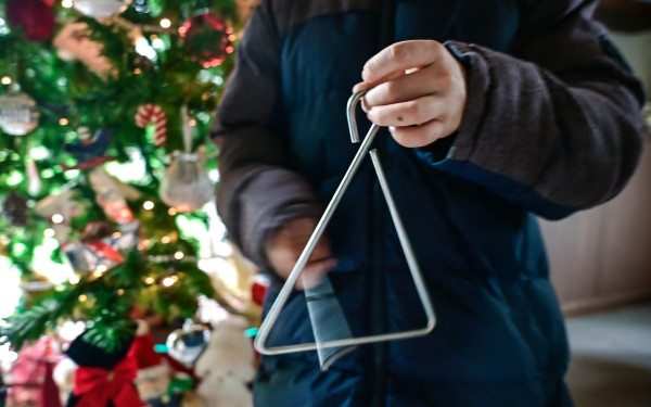 Κάλαντα εν έτει 2025: Παιδιά τραγούδησαν και πληρώθηκαν μέσω... IRIS (βίντεο)